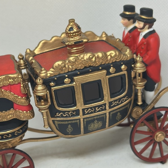 Retired Dickens Village Queen’s Parliamentary Coach - Picture 6 of 12